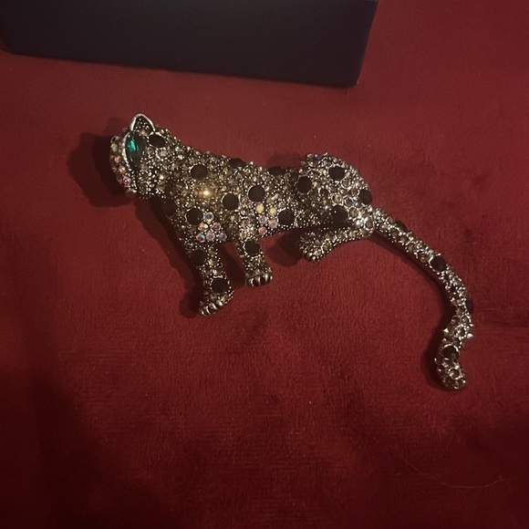 New leopard broach in green n white n black Austraian crystal  n glass - Picture 4 of 6
